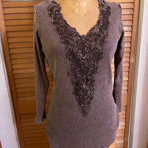 Cotton knit shirt with interesting lace motif